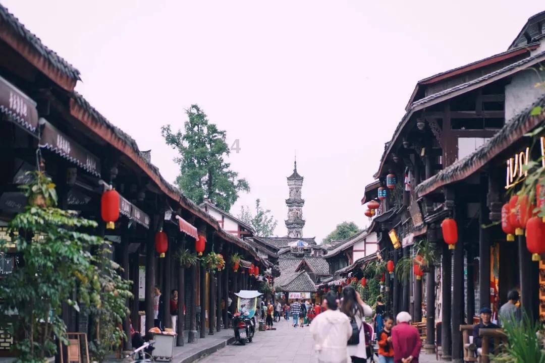 小姐姐穿上白色连衣裙，凸显完美好身材，简约大气又减龄，你爱了吗？游戏画面
